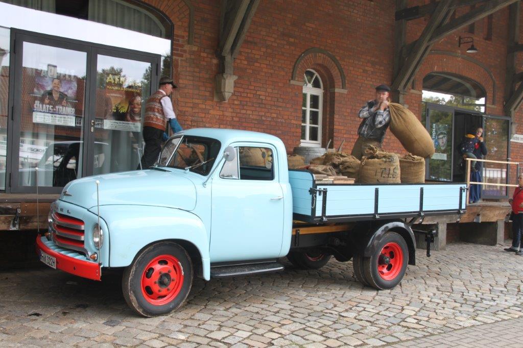 Opel LKW an der Rampe