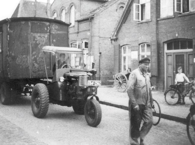 1951 Kolonnenführer Fritze vor Schwertransport